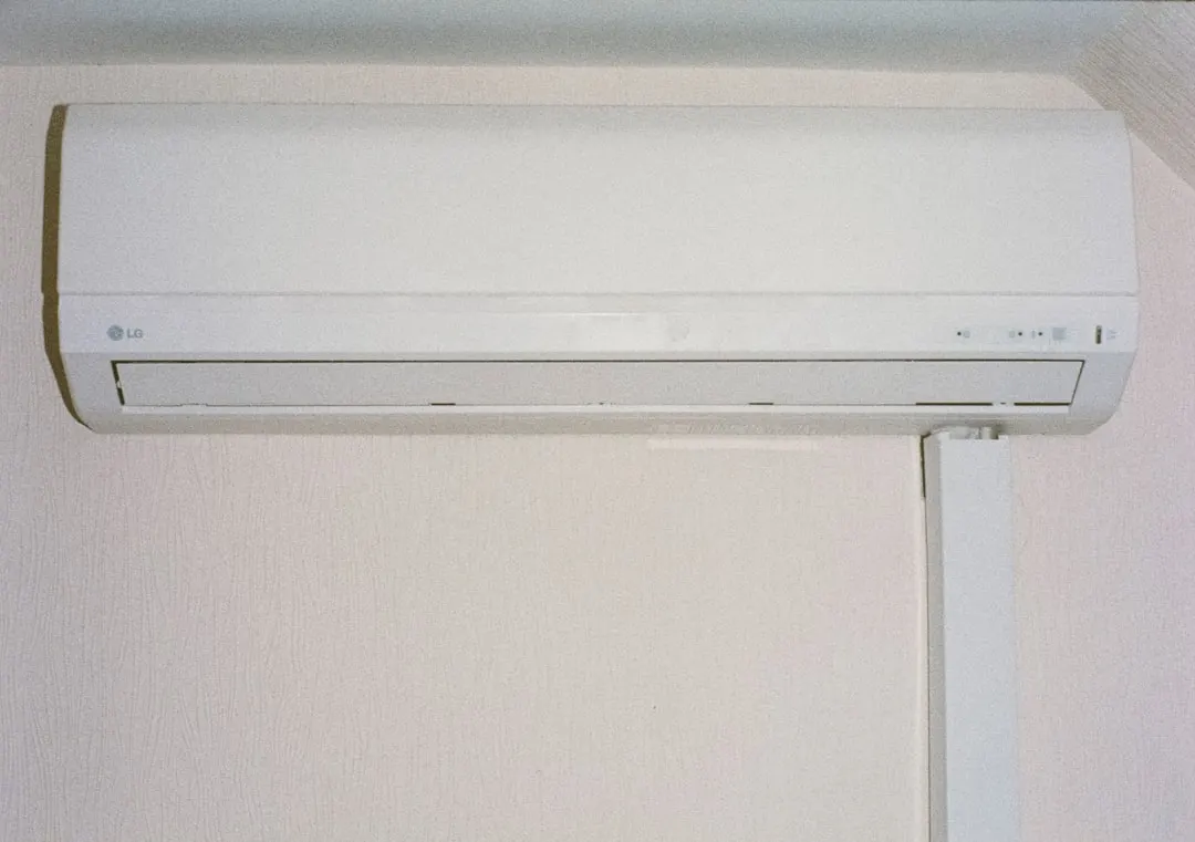 Wall-mounted ductless mini-split indoor unit in a Austin living room
